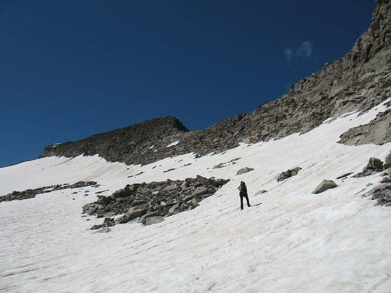 20080702_zapport_michi 039.jpg - Blick zum Vorgipfel des Rheinquellhorns. Es gilt, irgendwie den Grat zu erreichen.